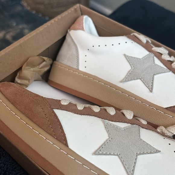 Mi,iM White and Taupe  Star Sneakers in size 7.5 . New still in box - Picture 16 of 16